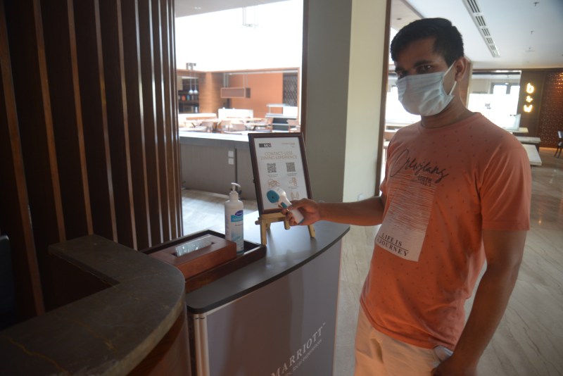 होटल खोलने से पहले सैनेटाइजेशन