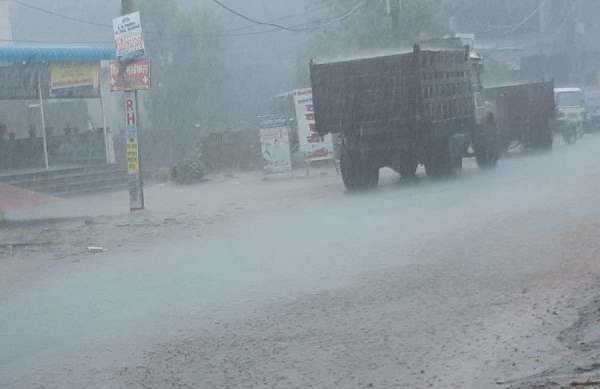 झमाझम बरसात से मौसम सुहाना हो गया