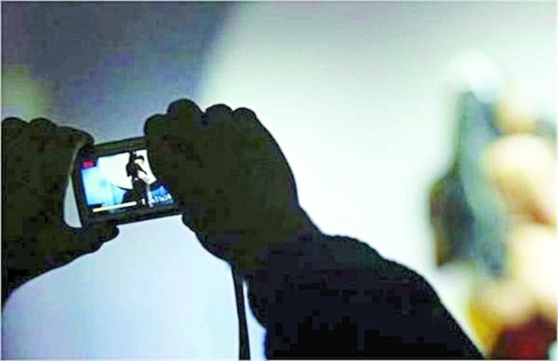 अश्लील वीडियो बनाकर 5 साल करता रहा युवती का शोषण, फिर वीडियो भेज दिया रिश्तेदार को