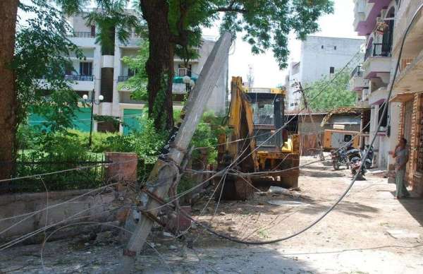 तेज हवा के साथ आई बारिश ने मचाई तबाही