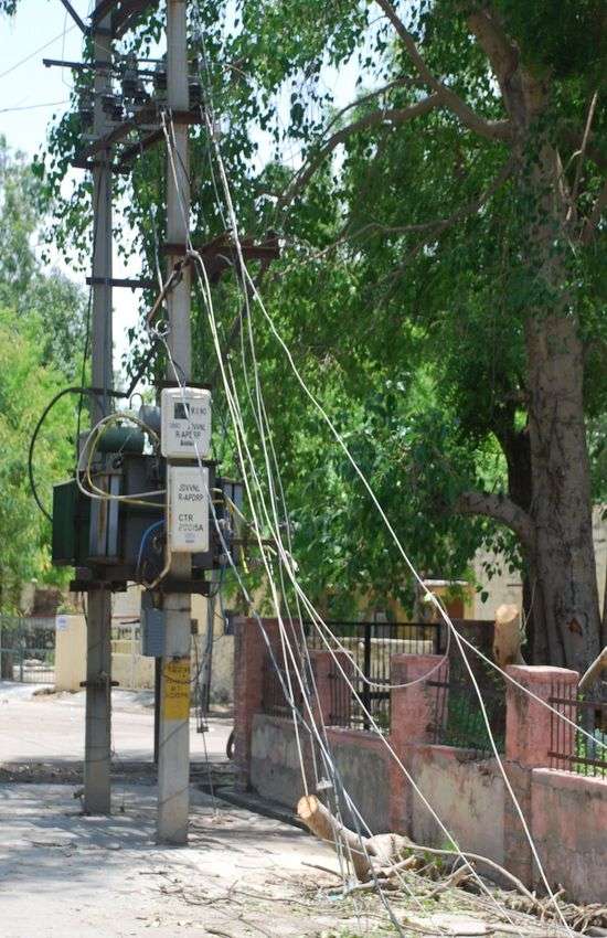 तेज हवा के साथ आई बारिश ने मचाई तबाही