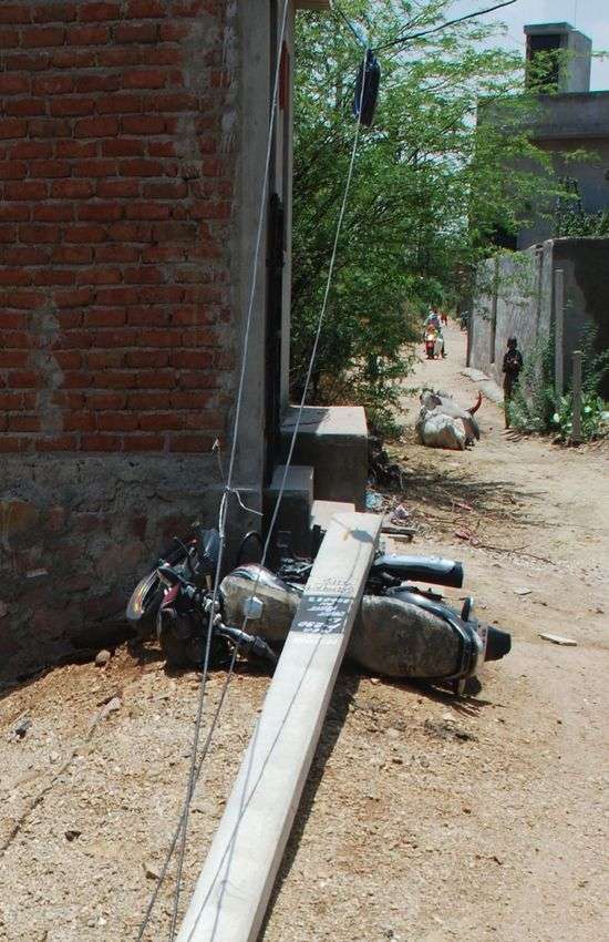 तेज हवा के साथ आई बारिश ने मचाई तबाही