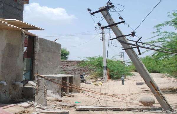 तेज हवा के साथ आई बारिश ने मचाई तबाही