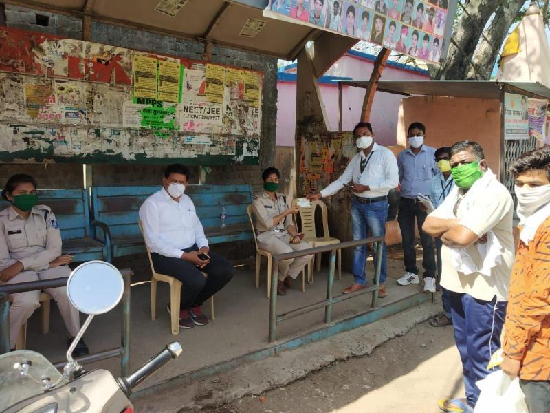 नानपुर में आयुर्वेदिक काढ़े का वितरण