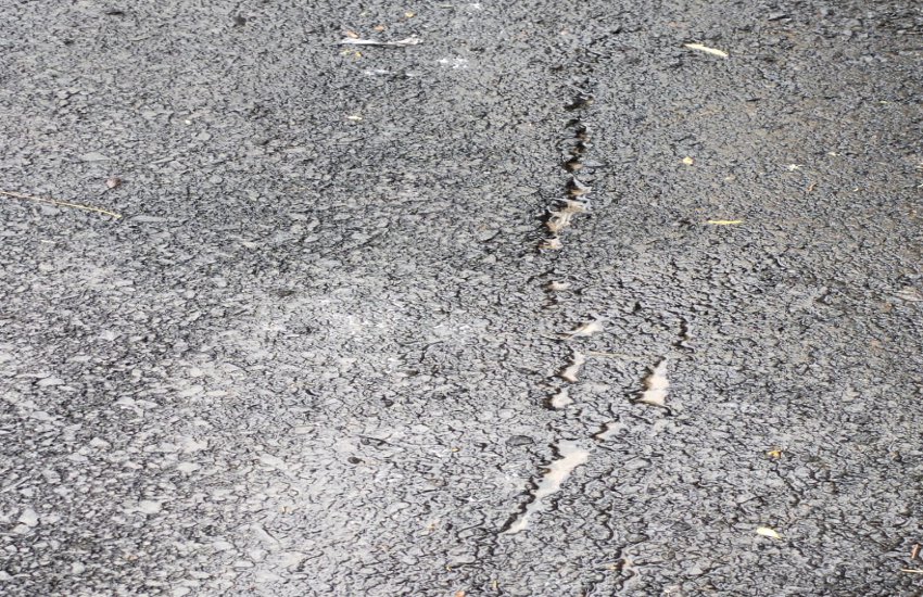 सडक़ बनने के एक दिन बाद ही पडऩे लगी दरारें, शिकायत दरकिनार