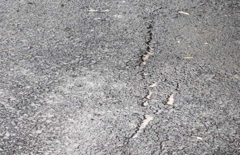 सडक़ बनने के एक दिन बाद ही पडऩे लगी दरारें, शिकायत दरकिनार