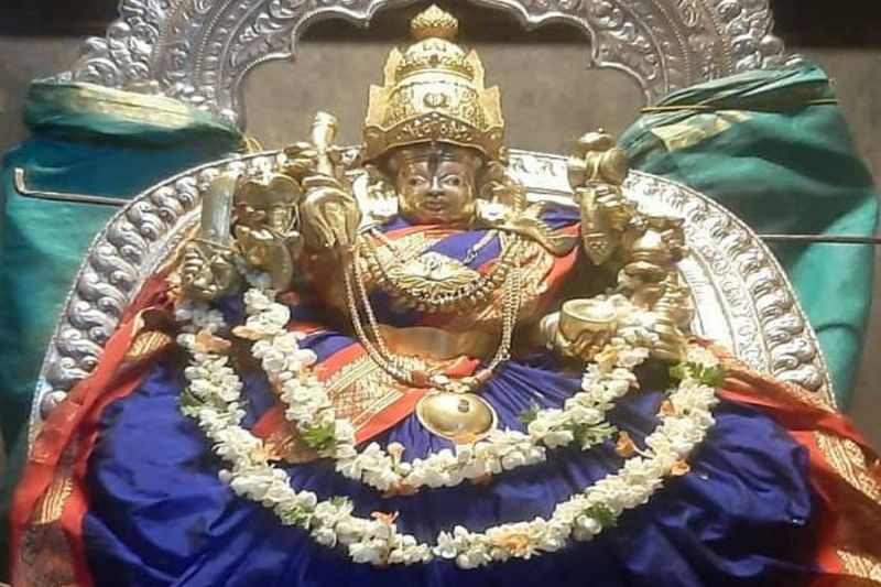 दर्शन दो घनश्याम नाथ मोरी अंखियां प्यासी रे... मंदिरों के द्वार खुले तो लगी कतार