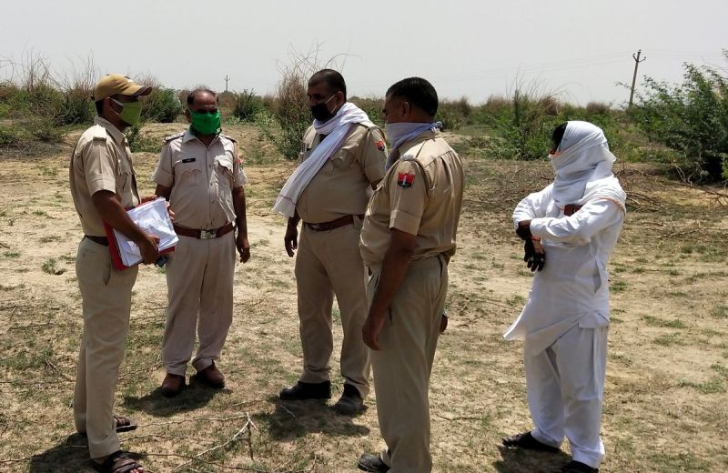 कुचामन में पदमपुरा रोड़ पर शव मिलने के बाद मौके पर पहुंची पुलिस।  