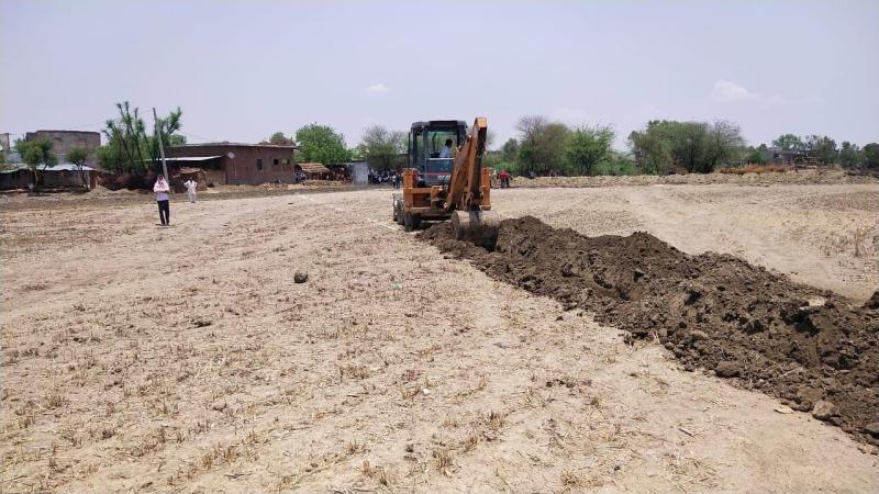 पुलिस व प्रशासन ने सार्वजनिक तालाब से हटाया अतिक्रमण