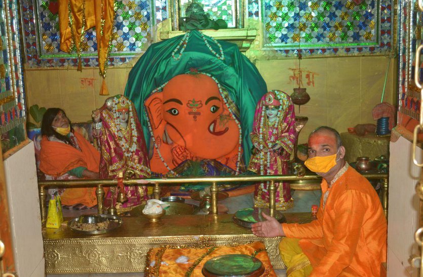 सलकनपुर देवी धाम में नेता और अफसरों ने किया मंदिर में गाइड लाइन का उल्लंघन