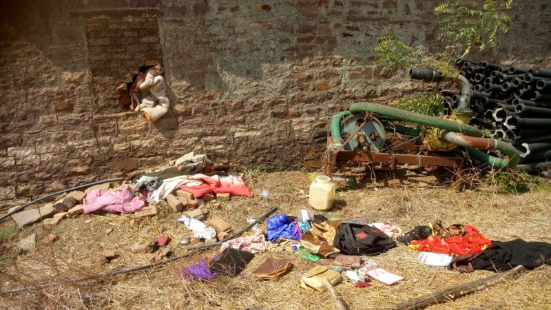 दीवार फोड़कर ढाई लाख नकदी और जेवर समेट ले गए चोर