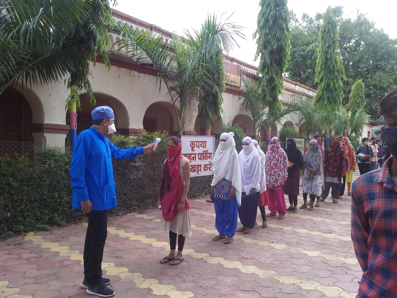 परीक्षार्थियों को स्क्रीनिंग के बाद दी परीक्षा