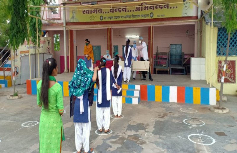 परीक्षा शुरू होने से एक घंटे पहले पहुंचे परीक्षार्थी, स्क्रीनिंग के बाद दिया प्रवेश