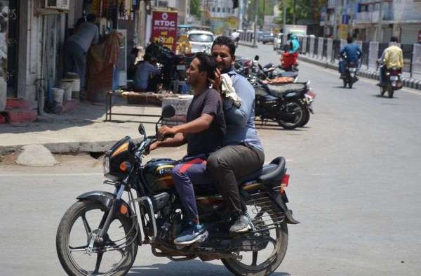 चित्तौडग़ढ़ में बिना मास्क लगाए बाइक सवार व्यक्ति।