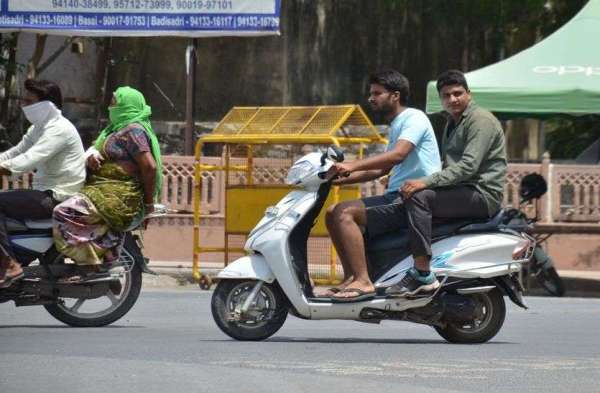 चित्तौडग़ढ़ में बिना मास्क लगाए बाइक सवार व्यक्ति।