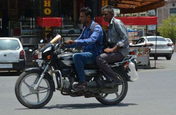 चित्तौडग़ढ़ में बिना मास्क लगाए बाइक सवार व्यक्ति।