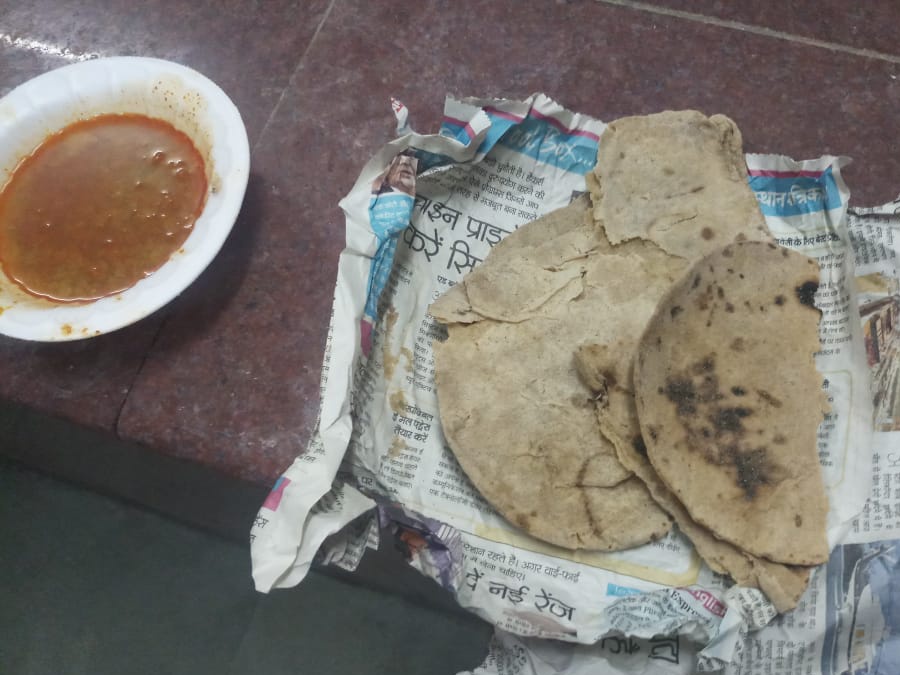 कोरोना संदिग्ध मरीजों को मिल रही कच्ची रोटियां-पानी वाली दाल