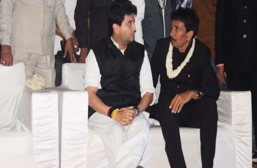 एमपी में जोड़-तोड़ की राजनीति, उपचुनाव से पहले कांग्रेस को बड़ा झटका, भाजपा में शामिल हुए टंडन