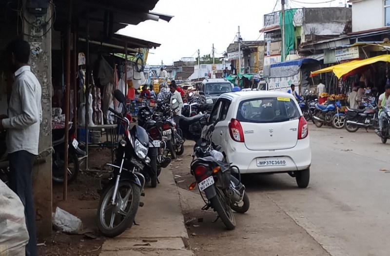पार्किंग के अभाव में सड़क पर वाहन, जाम से लोग परेशान