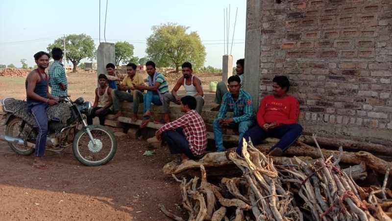 वापस लौटे मजदूरों के सामने रोजीरोटी का संकट