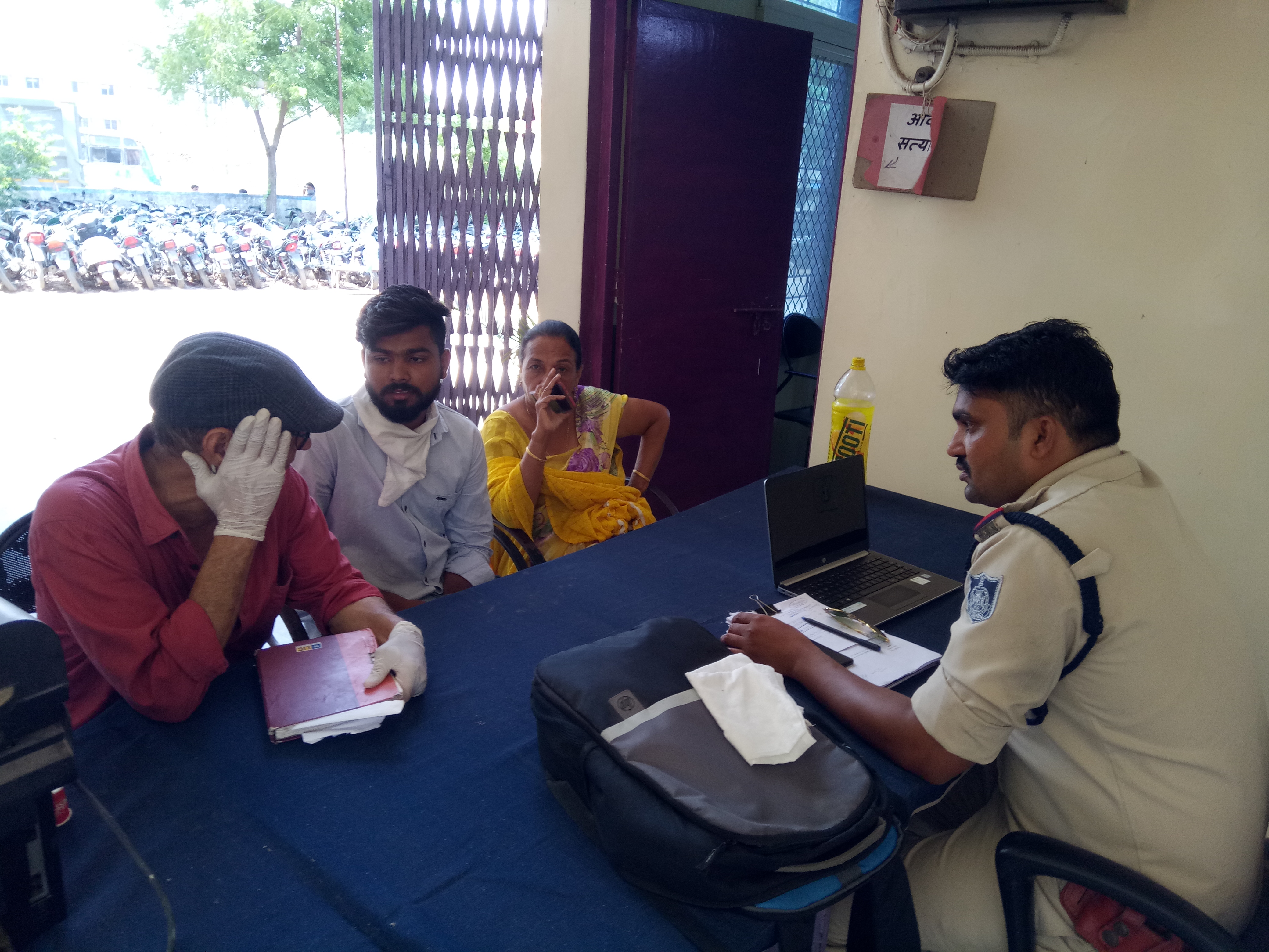 एटीएम में कैश लोड करने वाले दो युवकों ने उड़ाए 61 लाख रुपए, थाने में शिकायत