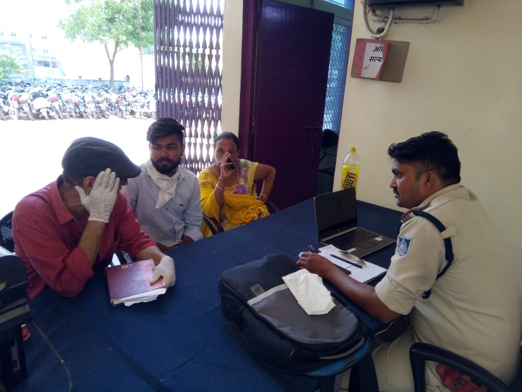 एटीएम में कैश लोड करने वाले दो युवकों ने उड़ाए 61 लाख रुपए, थाने में शिकायत