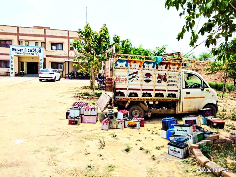 बैटरियां भरकर ले जा रहे लोडर चालक को पीटा