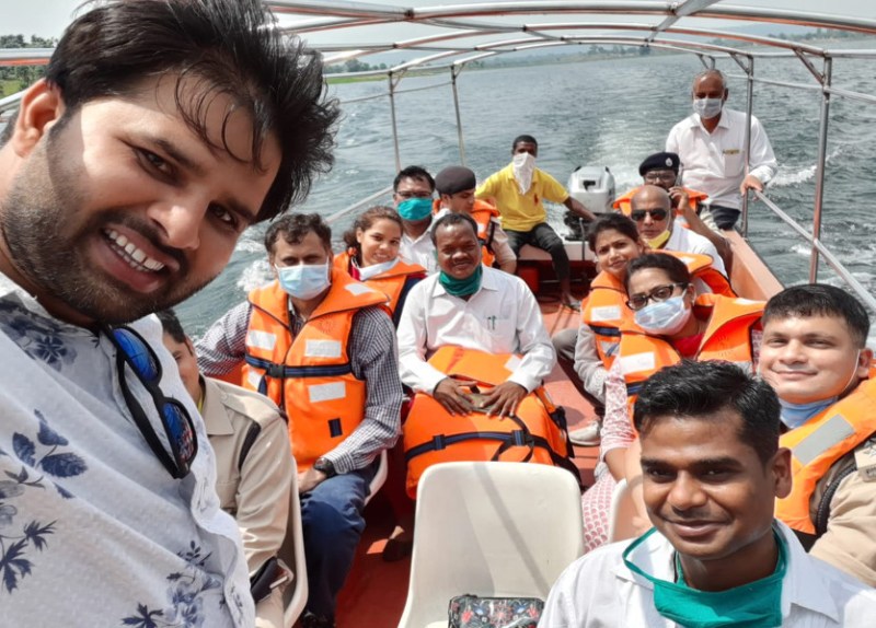 वायरल फोटो: 12 सीटर बोट में कलक्टर-एसपी, सीईओ समेत 15 बड़े अफसर, इधर लोगों से घिरे विधायक, कहां है सोशल डिस्टेंसिंग?