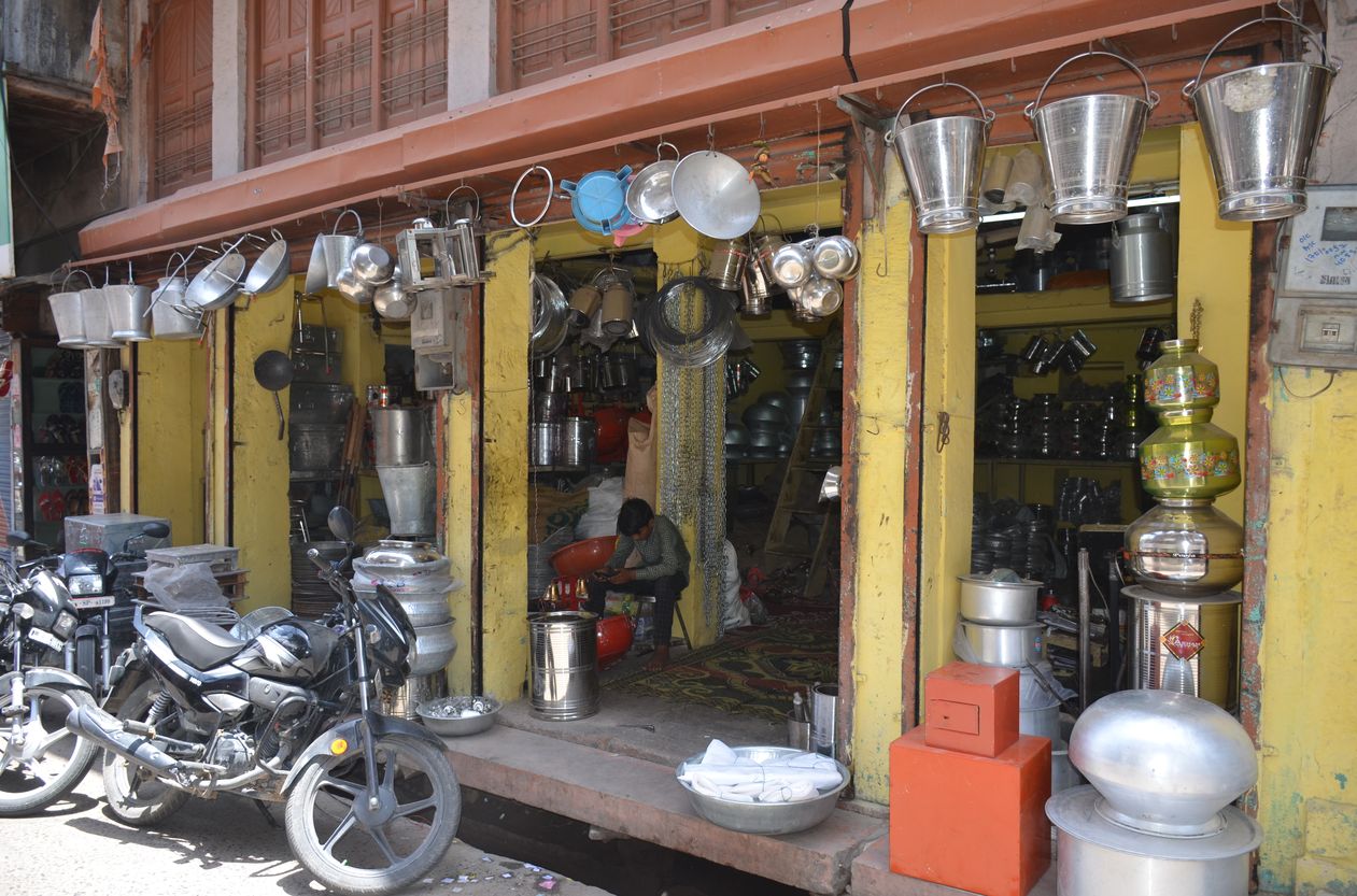 कोरोना के कारण धुंधली हो गई बर्तन बाजार की चमक