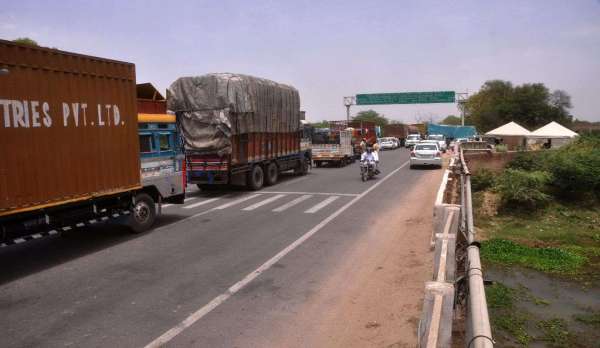 श्रीगंगानगर.अचानक पंजाब सीमा सील होते ही वाहनों की लगी लंबी कतार, भीषण गर्मी में लोगों को हुई परेशानी......देखें खास तस्वीरें