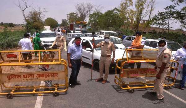 श्रीगंगानगर.अचानक पंजाब सीमा सील होते ही वाहनों की लगी लंबी कतार, भीषण गर्मी में लोगों को हुई परेशानी......देखें खास तस्वीरें