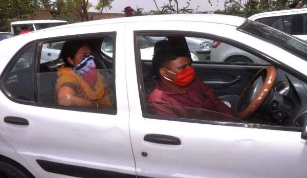 श्रीगंगानगर.अचानक पंजाब सीमा सील होते ही वाहनों की लगी लंबी कतार, भीषण गर्मी में लोगों को हुई परेशानी......देखें खास तस्वीरें