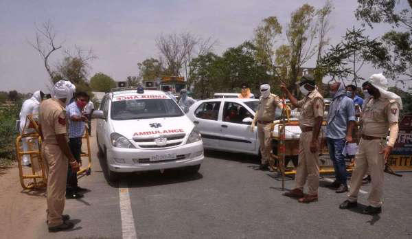 श्रीगंगानगर.अचानक पंजाब सीमा सील होते ही वाहनों की लगी लंबी कतार, भीषण गर्मी में लोगों को हुई परेशानी......देखें खास तस्वीरें