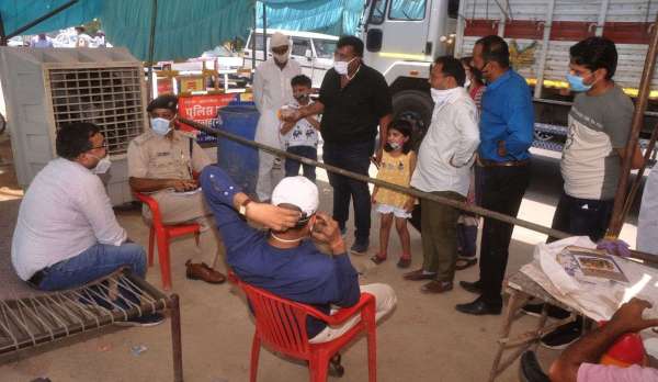 श्रीगंगानगर.अचानक पंजाब सीमा सील होते ही वाहनों की लगी लंबी कतार, भीषण गर्मी में लोगों को हुई परेशानी......देखें खास तस्वीरें