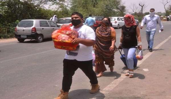 श्रीगंगानगर.अचानक पंजाब सीमा सील होते ही वाहनों की लगी लंबी कतार, भीषण गर्मी में लोगों को हुई परेशानी......देखें खास तस्वीरें