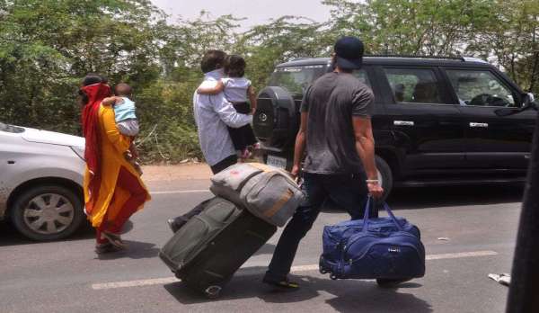 श्रीगंगानगर.अचानक पंजाब सीमा सील होते ही वाहनों की लगी लंबी कतार, भीषण गर्मी में लोगों को हुई परेशानी......देखें खास तस्वीरें