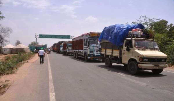 श्रीगंगानगर.अचानक पंजाब सीमा सील होते ही वाहनों की लगी लंबी कतार, भीषण गर्मी में लोगों को हुई परेशानी......देखें खास तस्वीरें