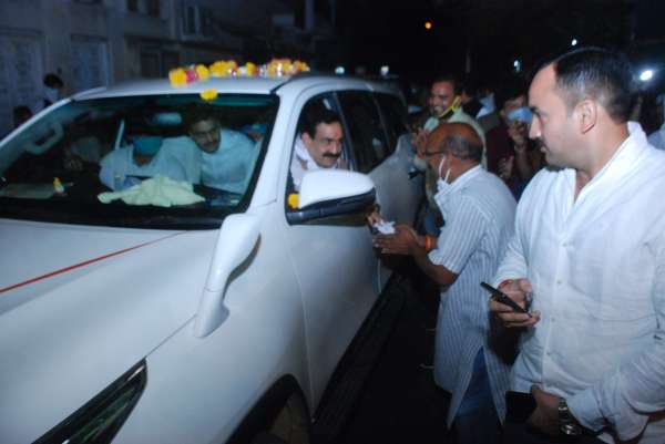 असंतोष उभरने से पहले अपनों के घर पहुंचे नरोत्तम