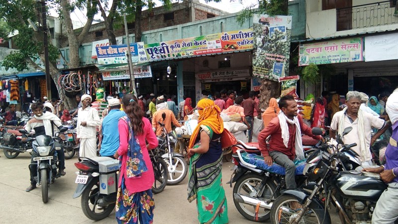 खाद-बीज की दुकानों पर लगी खरीदारों की भीड़