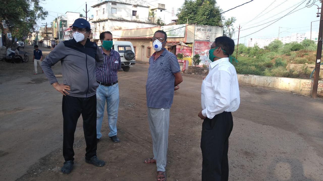 विदिशा। जैन कॉलेज के सामने पाइपलाइन डालने के लिए विवादित जमीन का मुआयना करते नपाध्यक्ष और सीएमओ।,विदिशा। जैन कॉलेज के सामने पाइपलाइन डालने के लिए विवादित जमीन का मुआयना करते नपाध्यक्ष और सीएमओ।