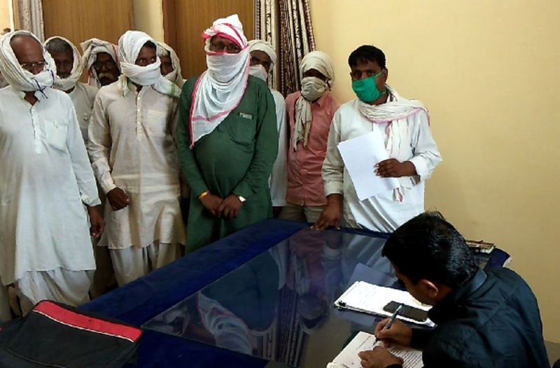 अतिक्रमण हटाने की मांग को लेकर ग्रामीणों ने जिला कलेक्टर के नाम तहसीलदार को सौंपा ज्ञापन