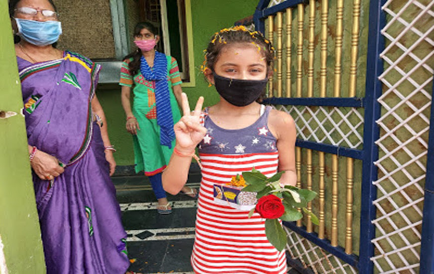 बच्ची ने जीती कोरोना से जंग, घर पहुंचने पर हुआ जोरदार स्वागत