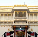 गोवर्धननाथ के पट खुले, भक्तों ने मंदिर में दूर से ही की आराधना