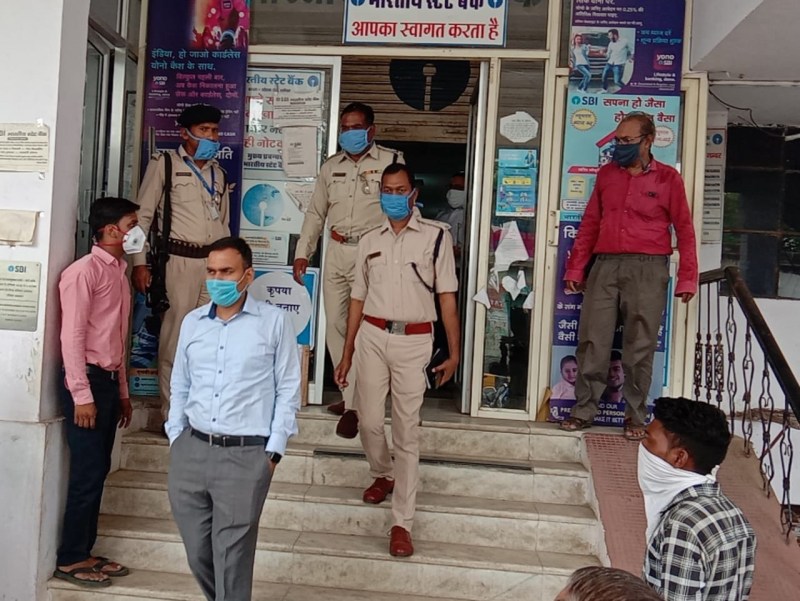 कैशियर सहित बैंक के दो कर्मचारी सस्पेंड,पैकेटो में था लगभग 15 किलो सोना