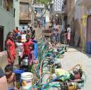 जोखिम उठाकर बूस्टर से खींचते हैं पानी