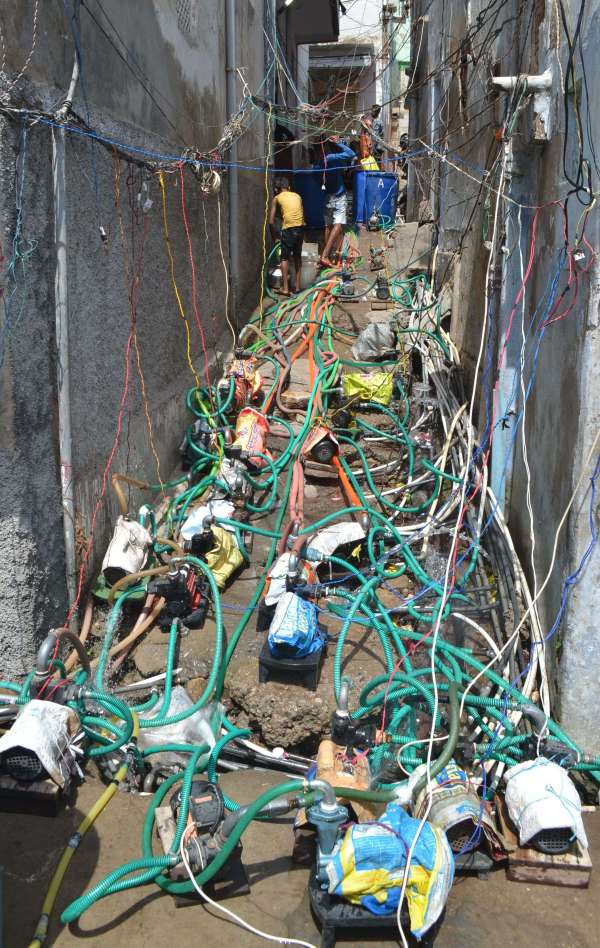 जोखिम उठाकर बूस्टर से खींचते हैं पानी