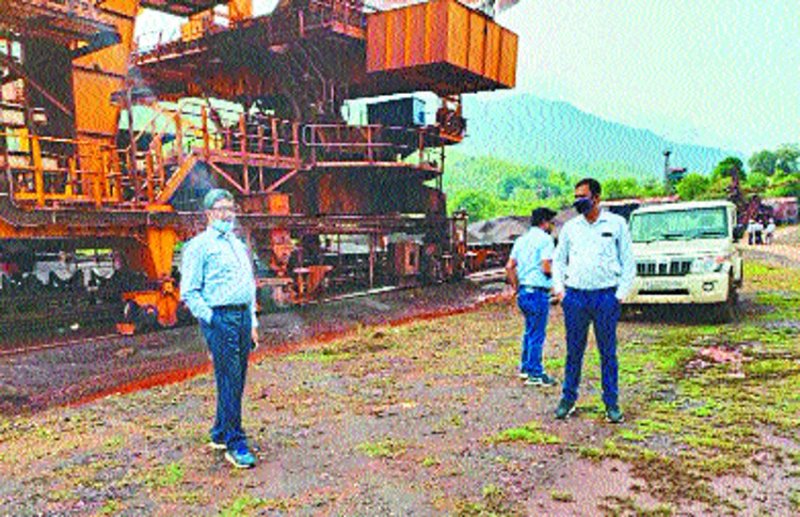 लौह अयस्क के अवैध भंडारण पर एनएमडीसी का लोडिंग प्लांंट बंद कराया