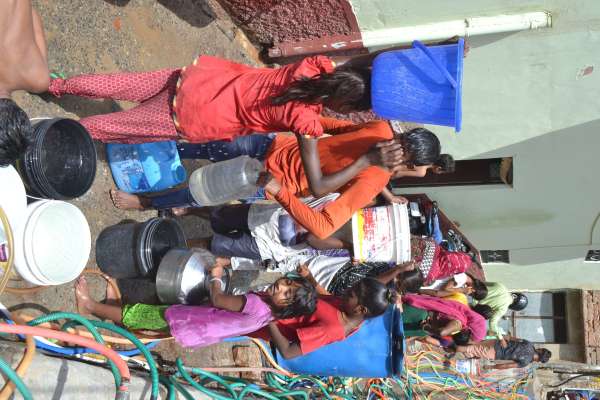 जोखिम उठाकर बूस्टर से खींचते हैं पानी