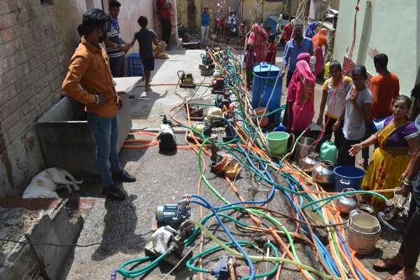 जोखिम उठाकर बूस्टर से खींचते हैं पानी