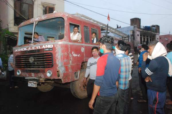 बर्तनों से भरे घर में आग